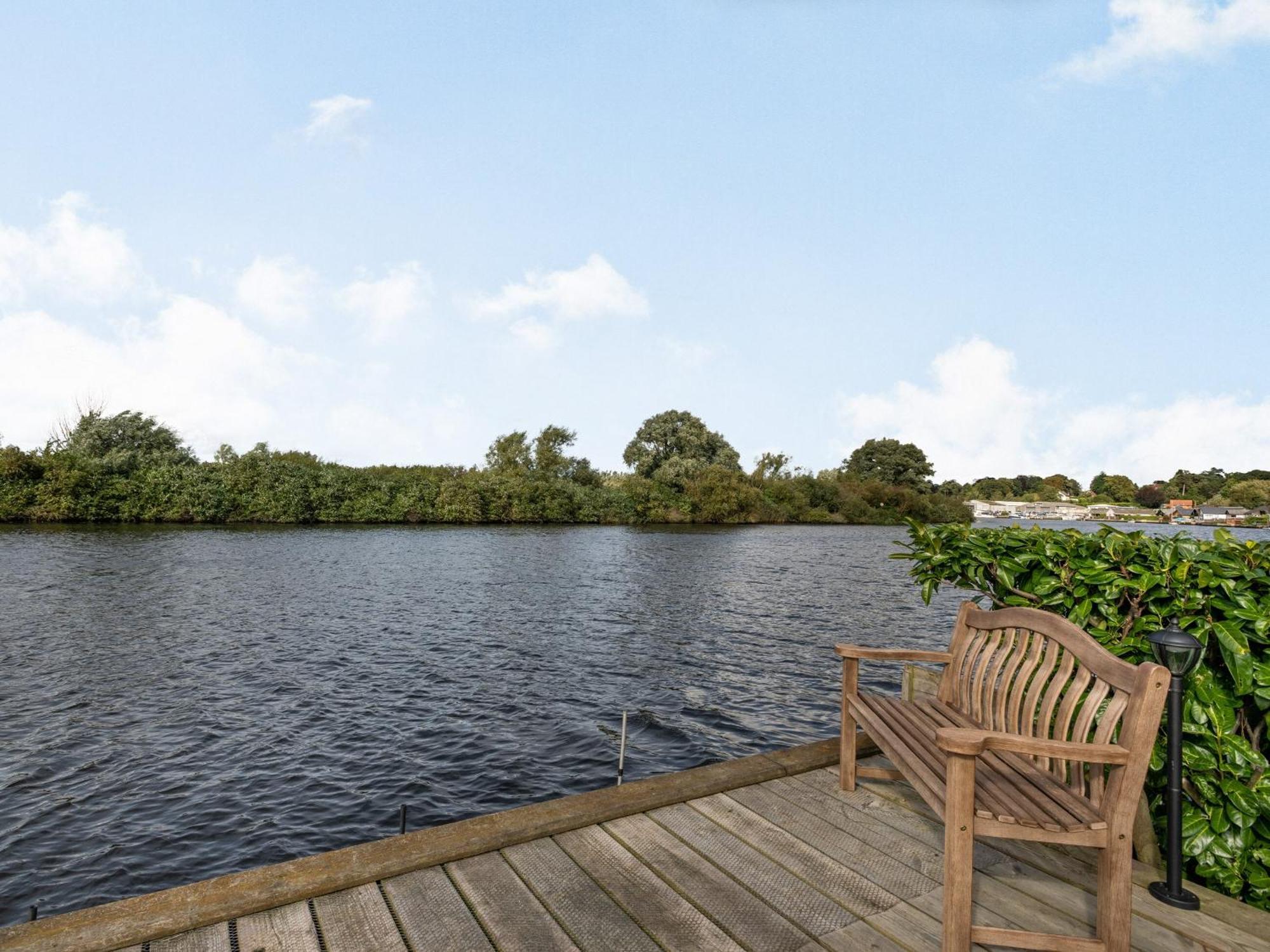 Sunset Lodge Brundall Bagian luar foto